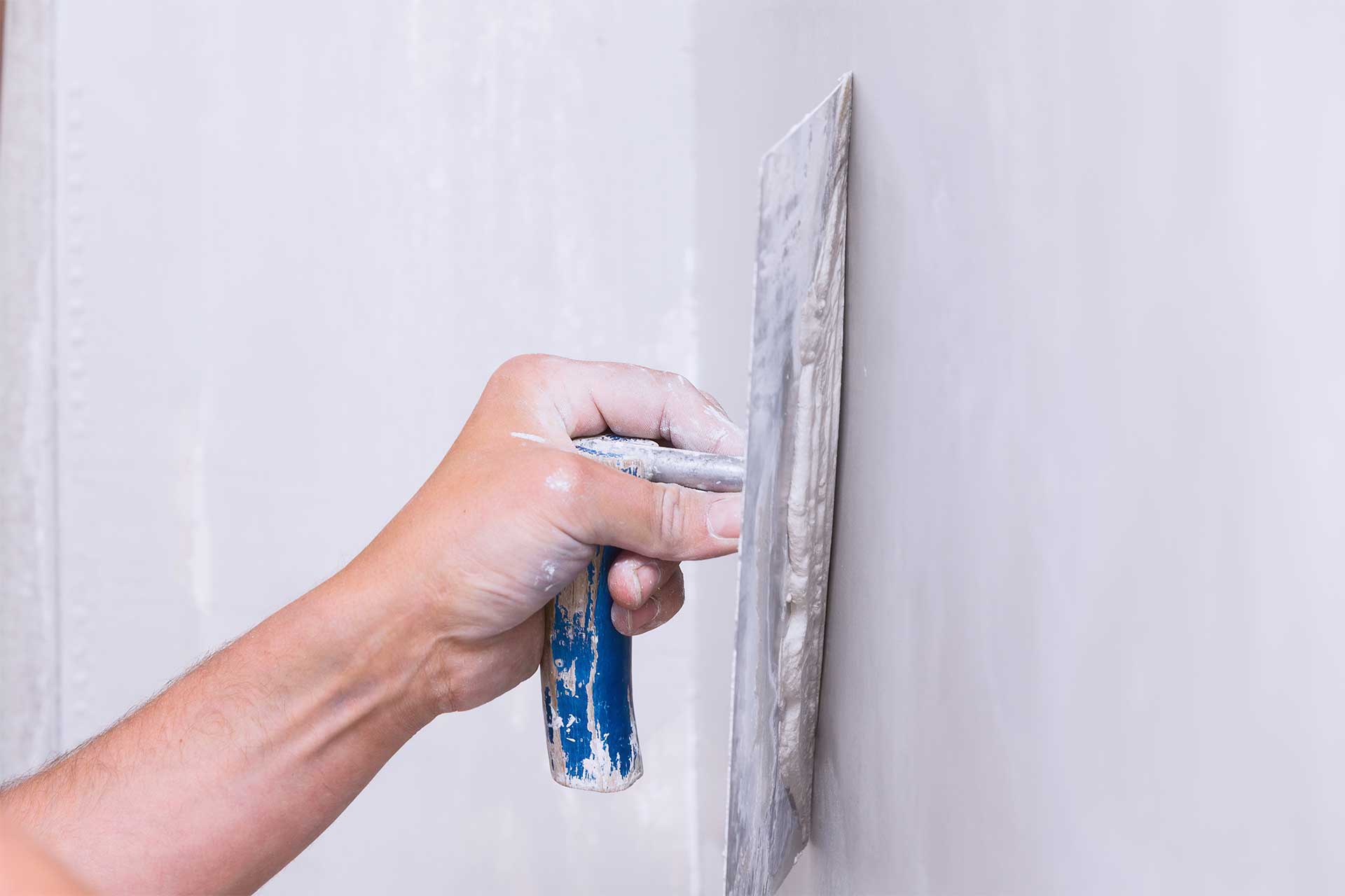 How much does it cost to render a wall?