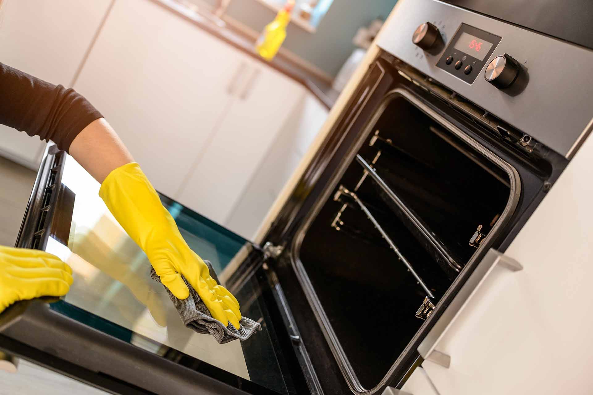 How to clean an oven in 3 stages
