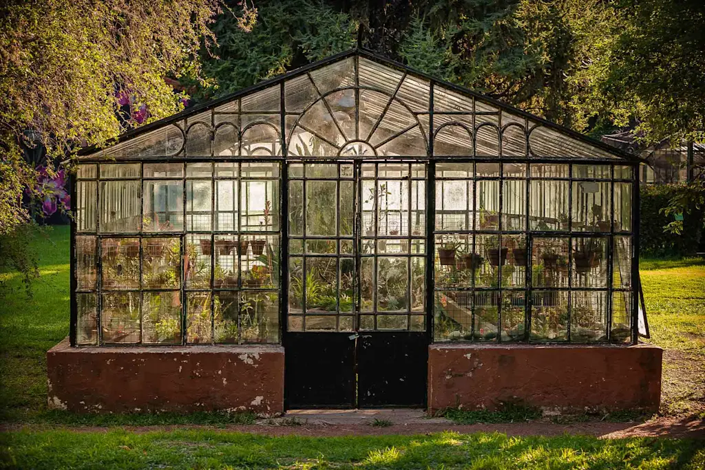 A glass vs polycarbonate greenhouse – what&#8217;s better?