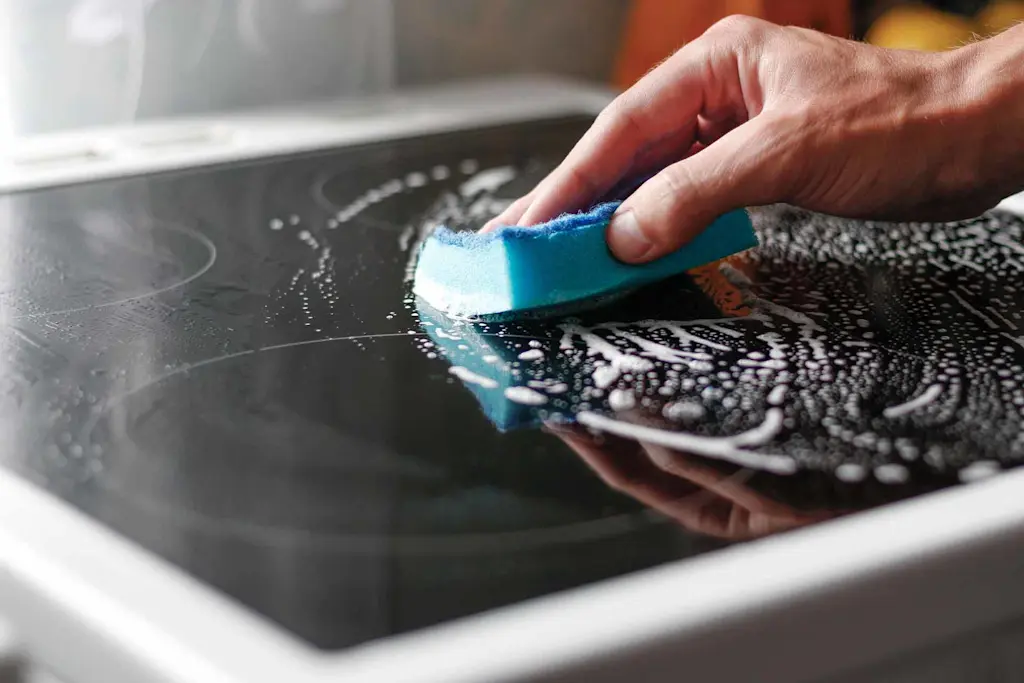 How to clean an induction hob in 6 steps