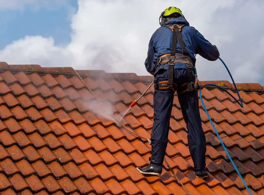 What&#8217;s the average roof cleaner salary?