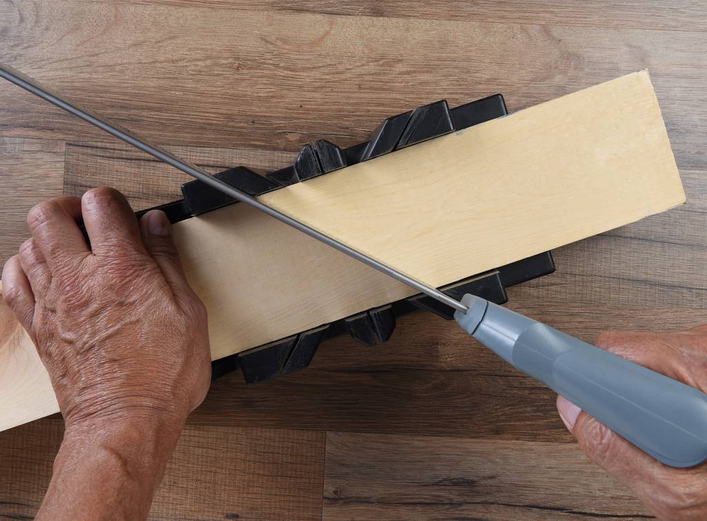 cutting-skirting-board-tenon-saw-closeup