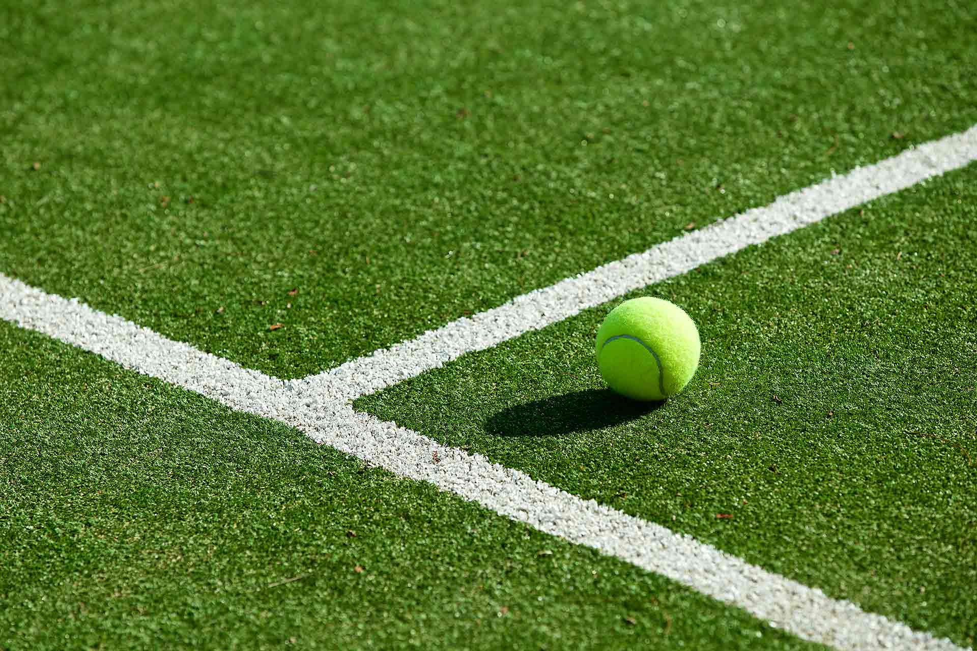 How much does it cost to build a tennis court?