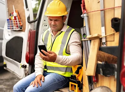 tradesperson-using-instant-messaging