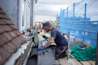 CAT BRAND PHOTOGRAPHY GJ SMITH ROOFING roofer scenic at work