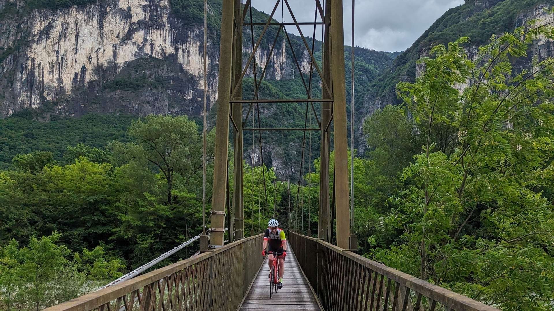 sportful-dolomiti-race-cycling-bridge-fun