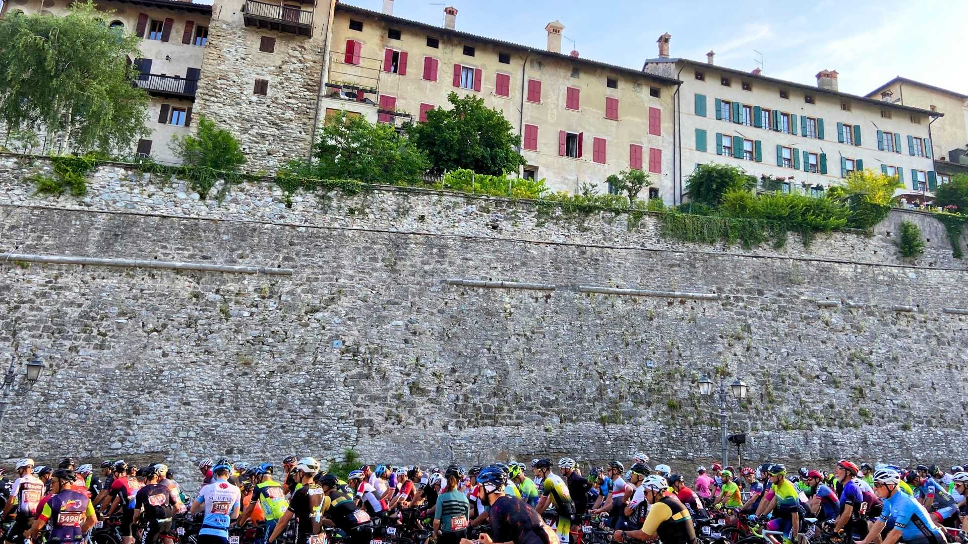 sportful-dolomiti-race-start-line-feltre-cyclists-group