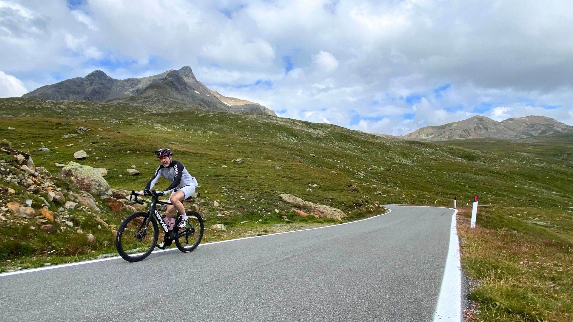 bike-trip-cycling-up-gavia