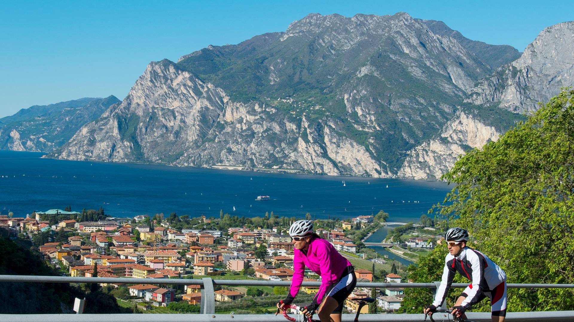 lake-garda-cyclists