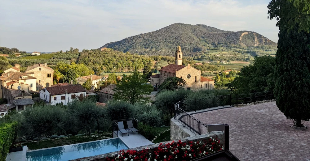 volcanic-hills-hotel-exterior-scenery-crop-e