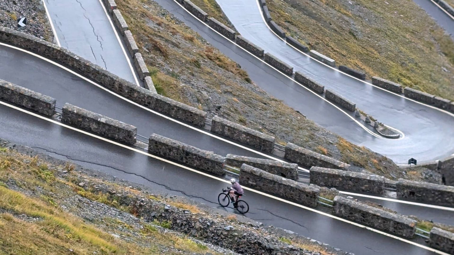 bike-trip-cycling-up-stelvio-climb