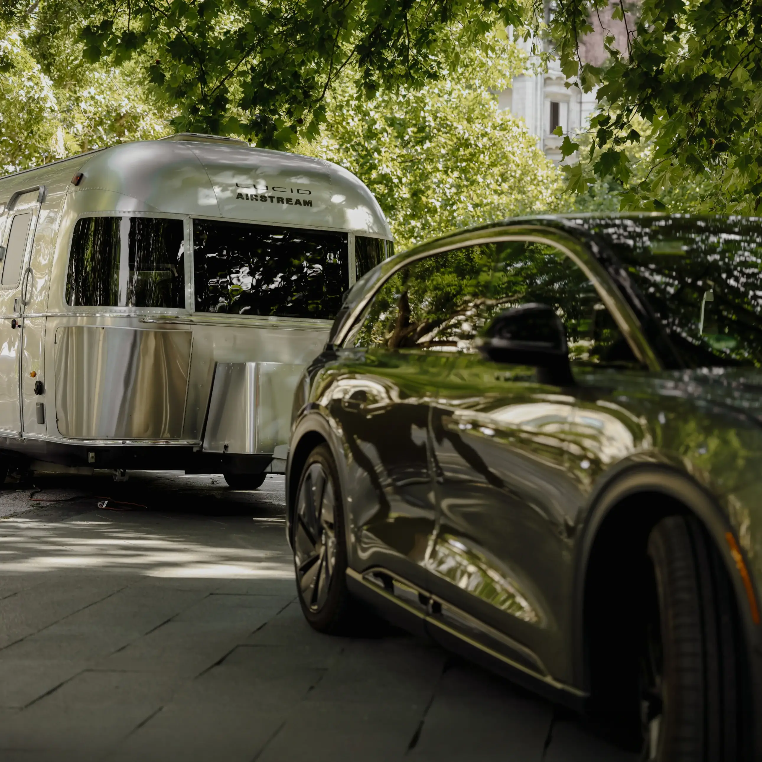Nahaufnahme einer metallischen Airstream‑ähnlichen Oberfläche mit den erhabenen Schriftzügen „AIRSTREAM“ und „LUCID“ sowie „Hamburg“ auf dem dunklen Panel darunter.