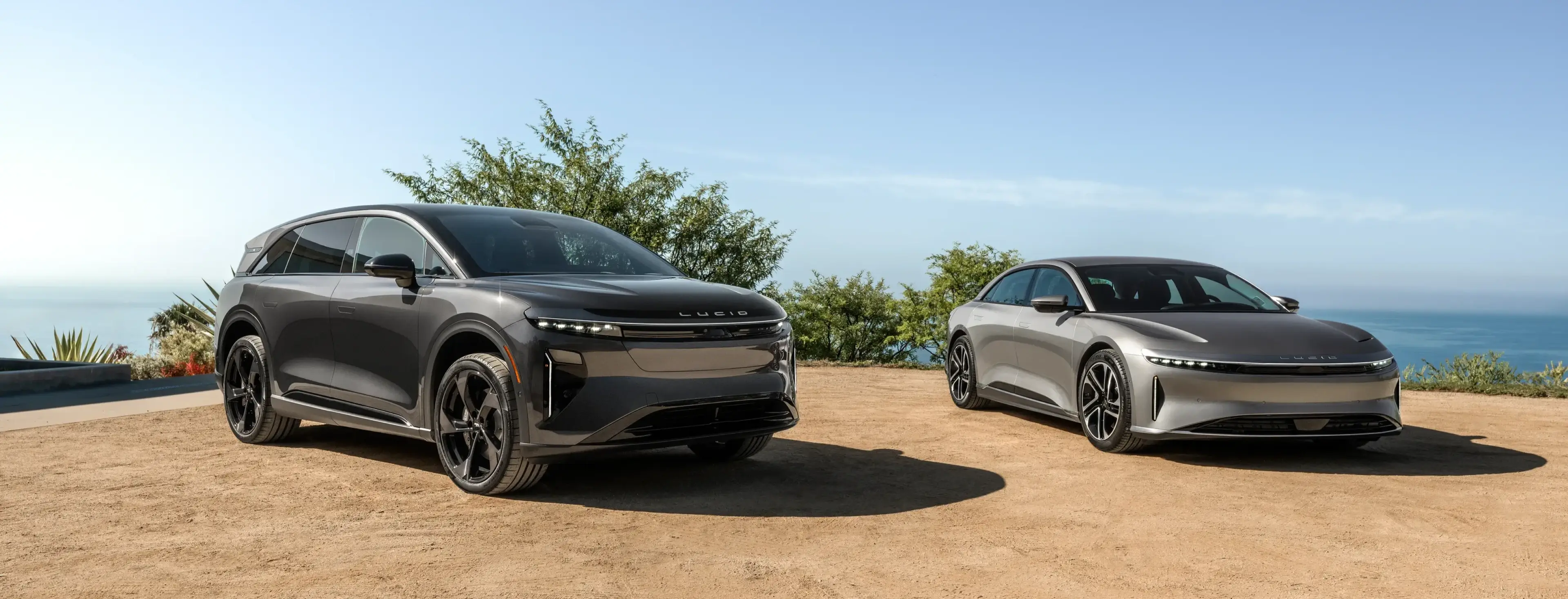 Afbeelding van twee mannen die elkaar de hand schudden voor een Lucid Air