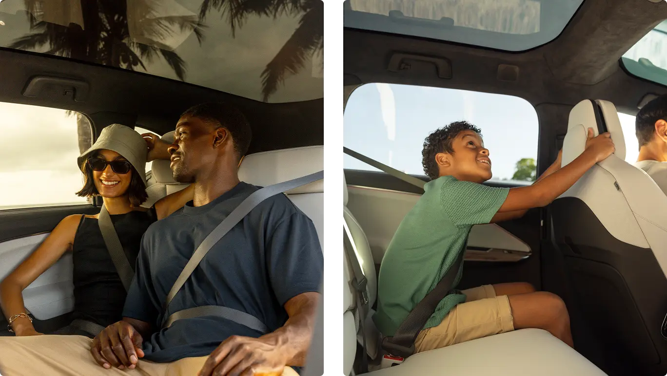 Famille faisant une balade en voiture à bord d’un Lucid Gravity : adultes assis sur les sièges avant, avec des palmiers visibles, un enfant vêtu d’un blouson vert sur la banquette arrière et regardant par la fenêtre.