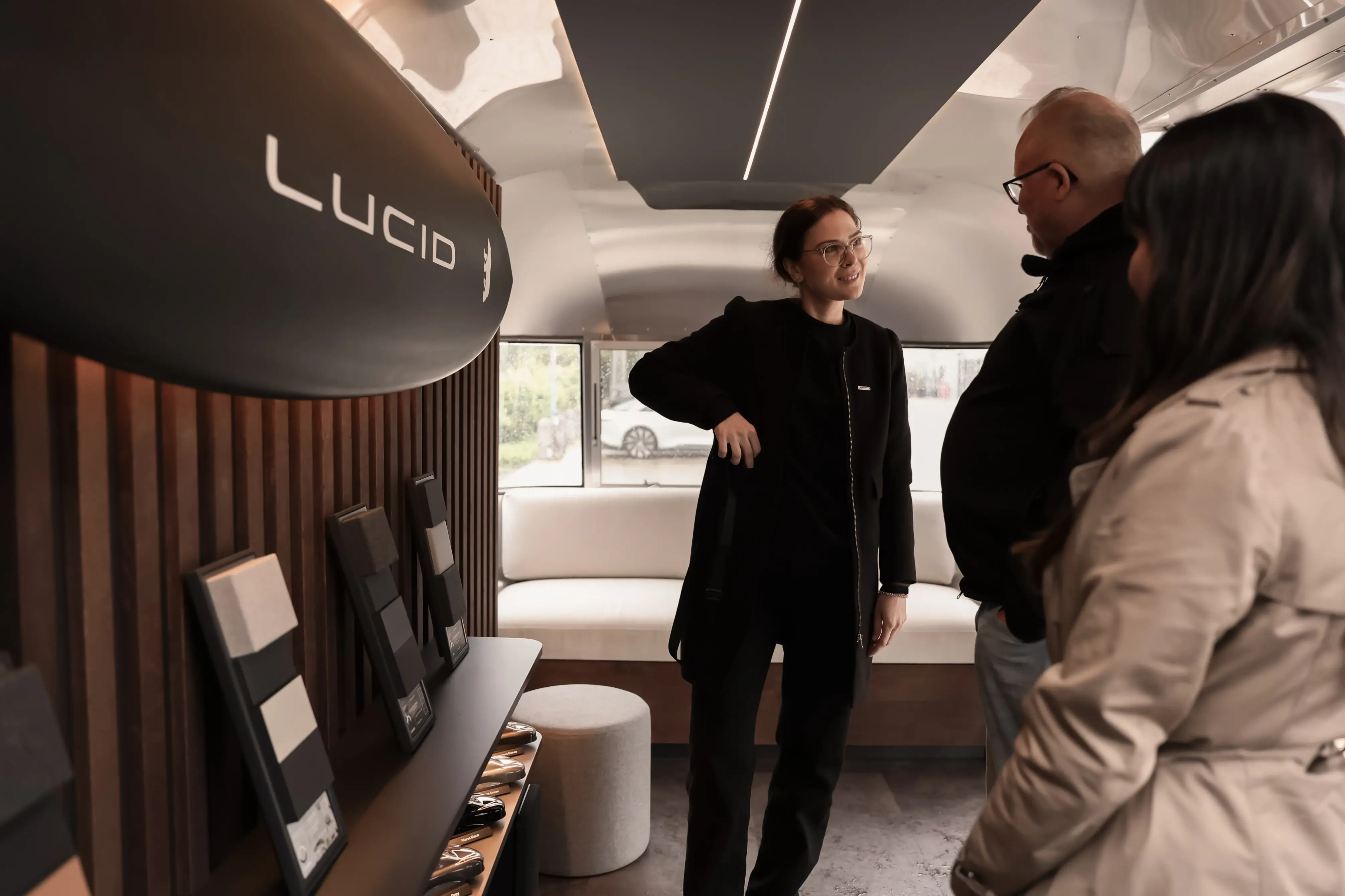 Nahaufnahme einer metallischen Airstream‑ähnlichen Oberfläche mit den erhabenen Schriftzügen „AIRSTREAM“ und „LUCID“ sowie „Hannover“ auf dem dunklen Panel darunter.