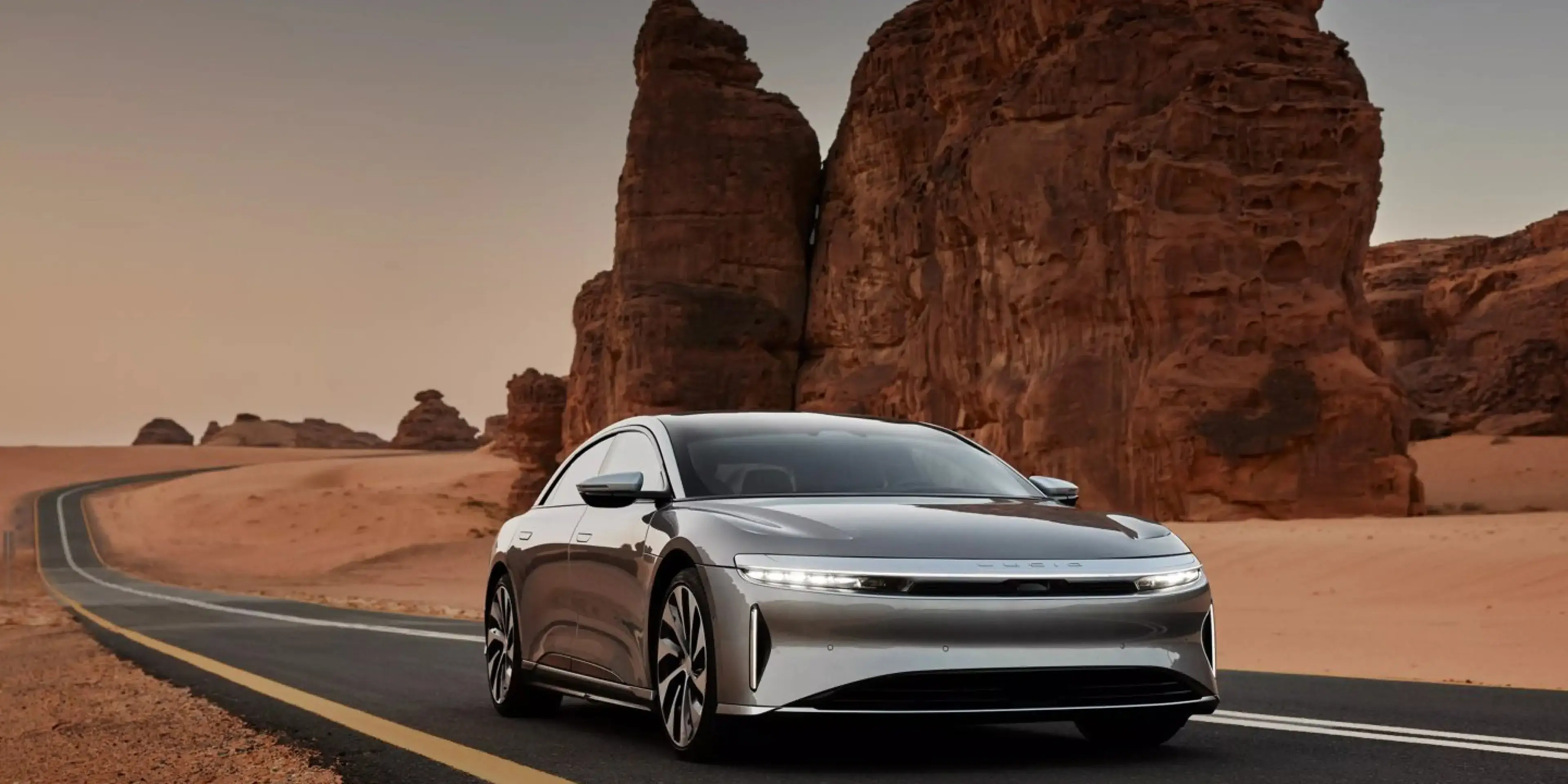 Inklusive bei jedem Air sind die Adaptive Cruise Control von Lucid, die automatische Ein- und Ausparkhilfe, die Querverkehrswarnung vorn und hinten, der Totwinkelassistent, der automatische Notbremsassistent und vieles mehr. Optionales Upgrade auf DreamDrive™ Pro verfügbar.