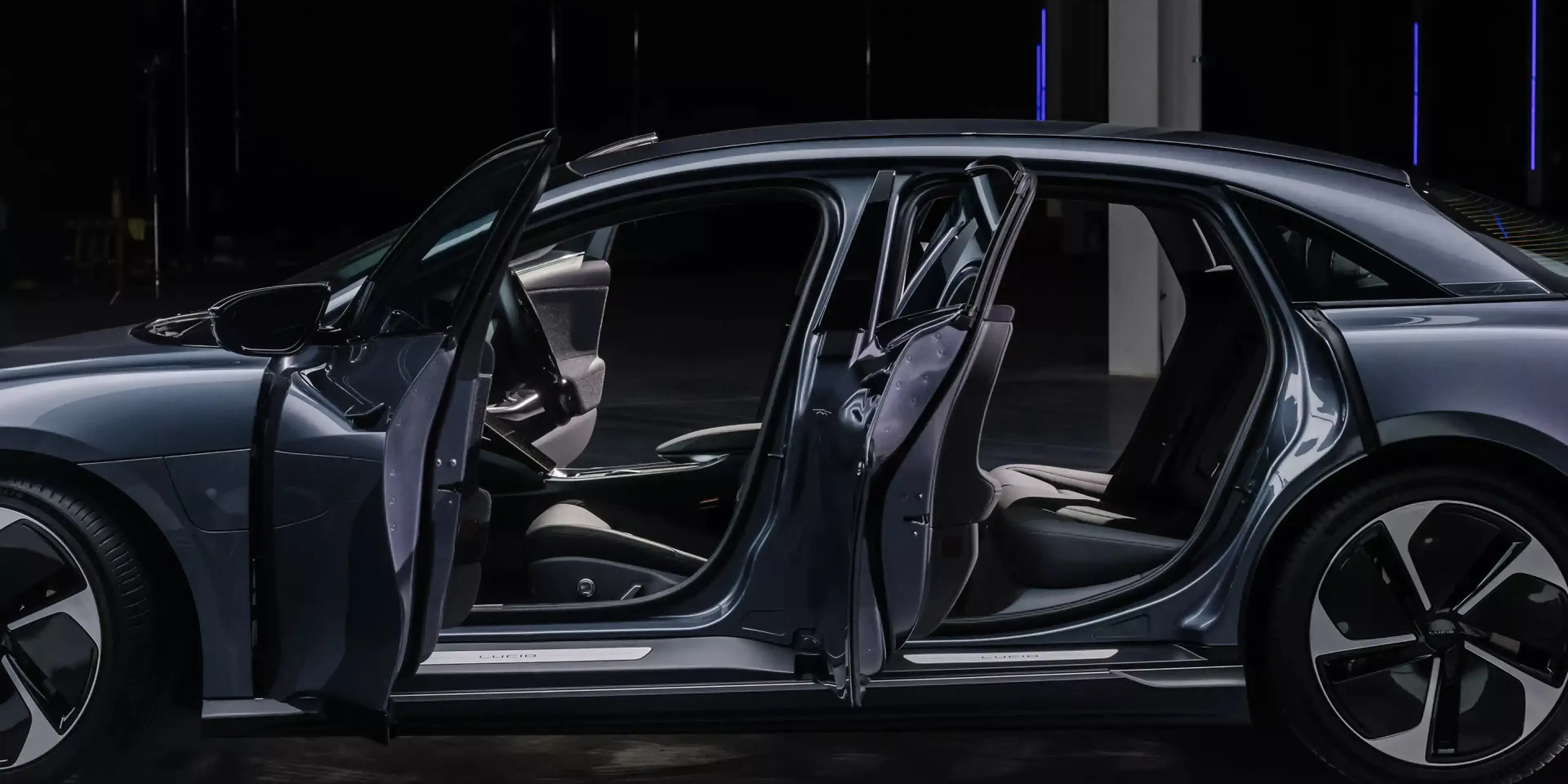 Zwei Lucid Gravity parken in der kalifornischen Wüste.