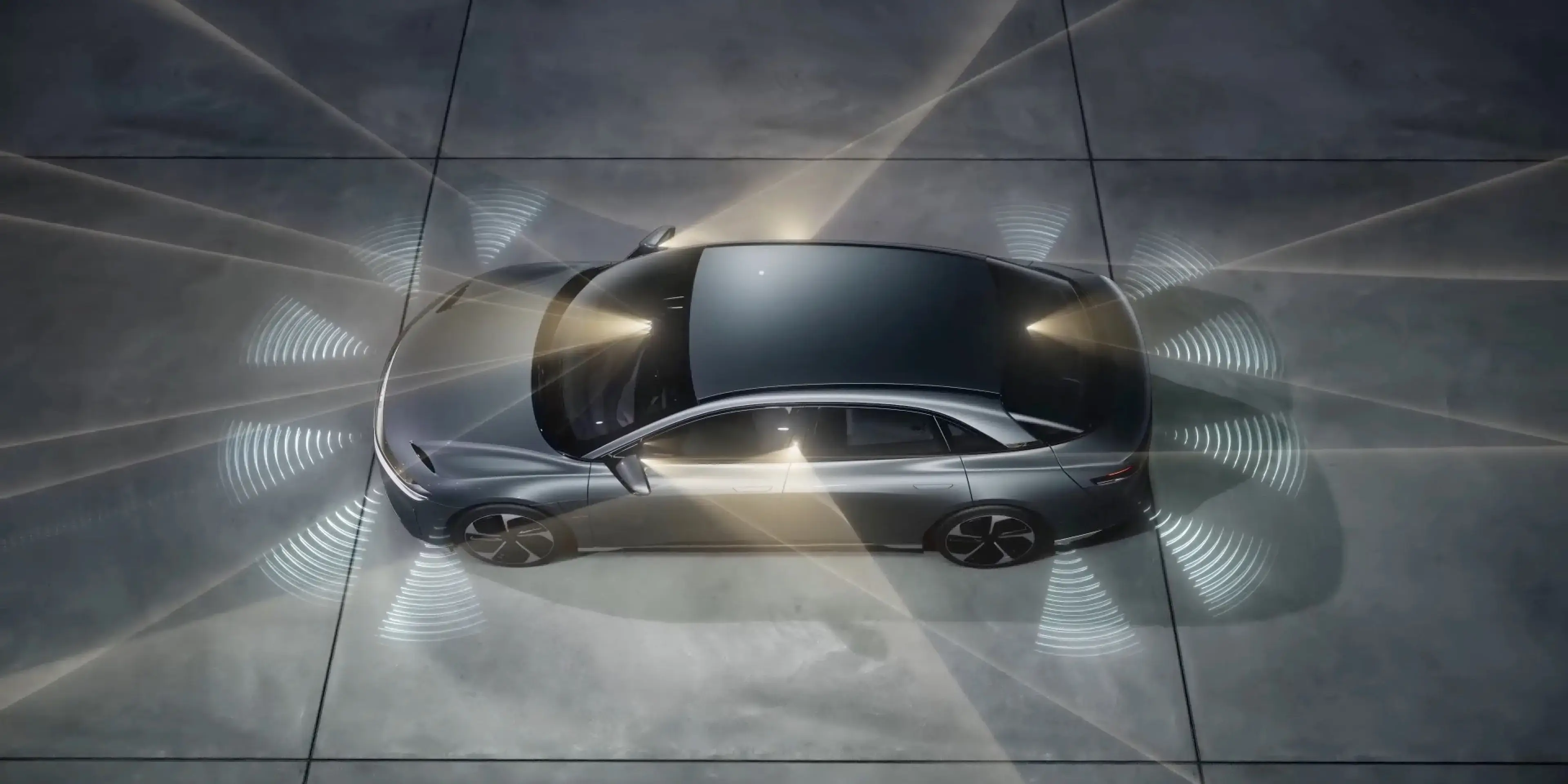 Zwei Lucid Gravity parken in der kalifornischen Wüste.