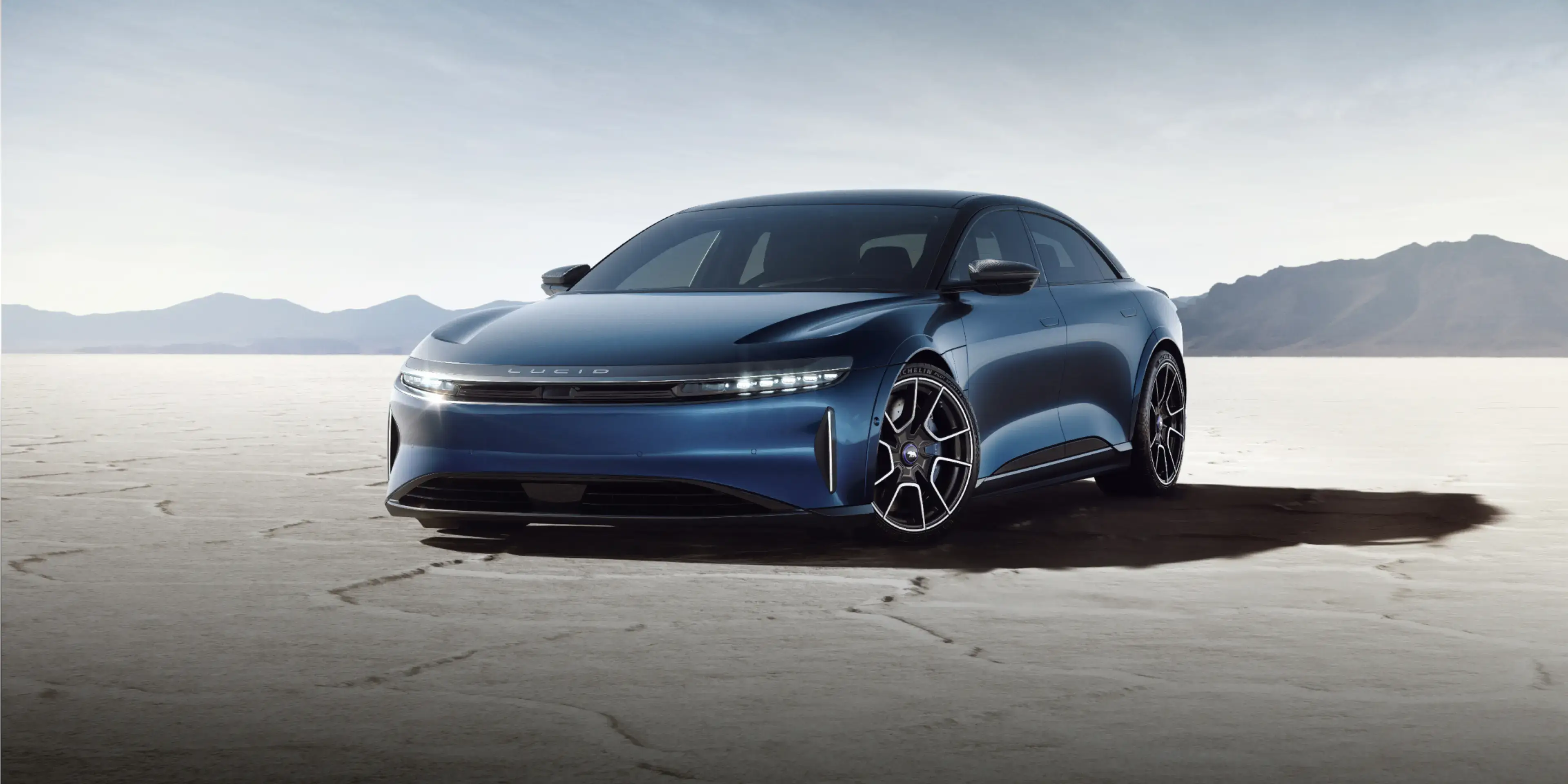 lucid-air-sapphire-desktop-02_2x.webp?q=
