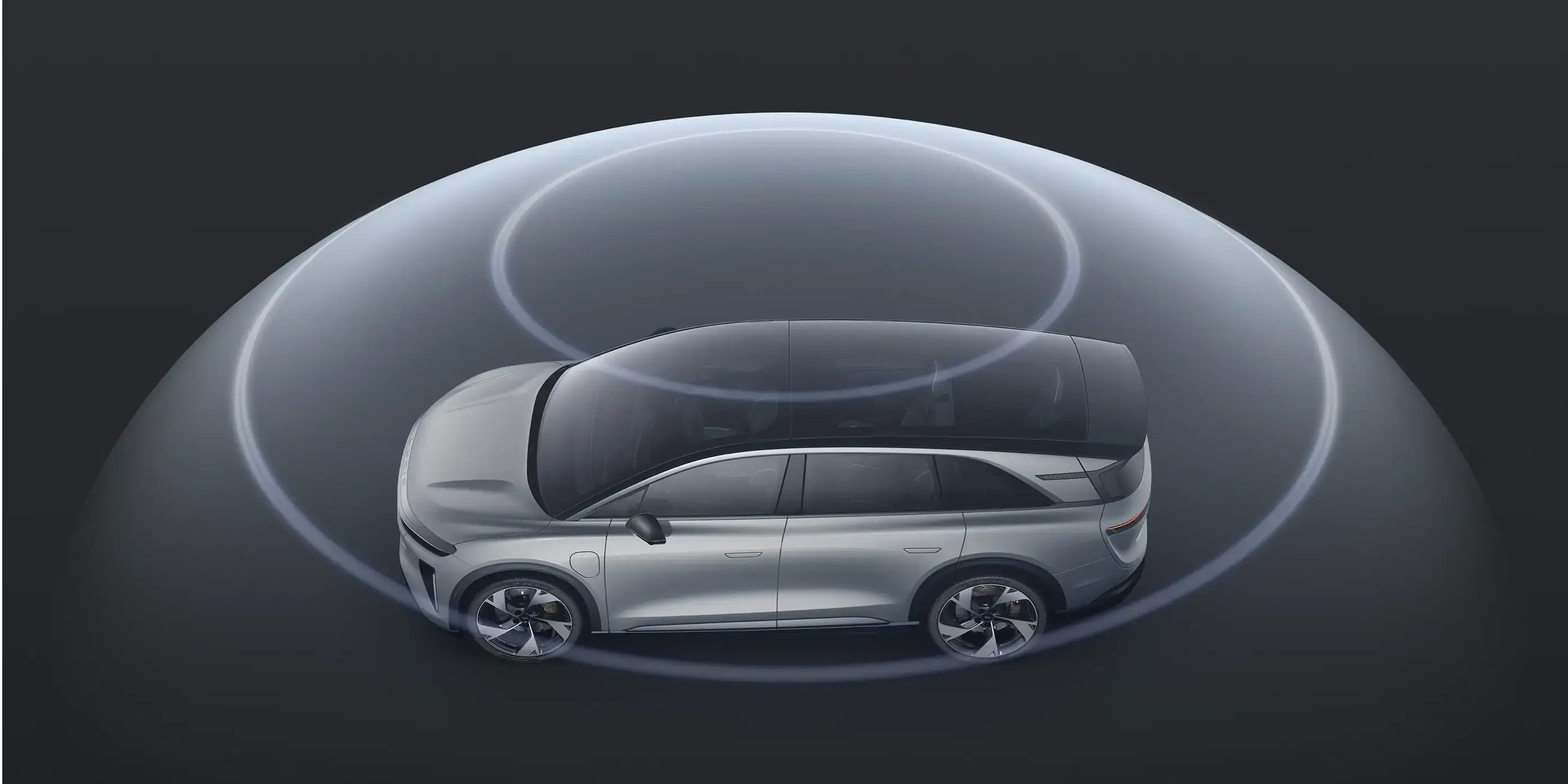 سيارة Lucid Gravity مع تصميم مميز فوقها.