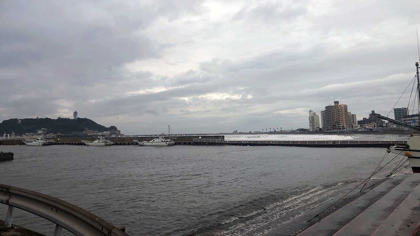 台風前の腰越漁港