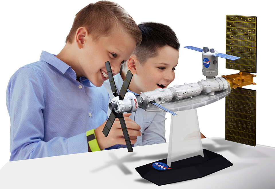 Hydraulic Boxing Robots STEM Kit @ SharperImage.com