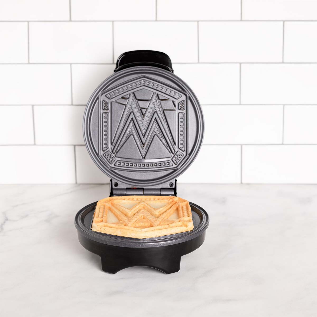 WWE CHAMPIONSHIP ワッフルメーカー WWE Championship Belt Round Waffle Maker @ SharperImage.com