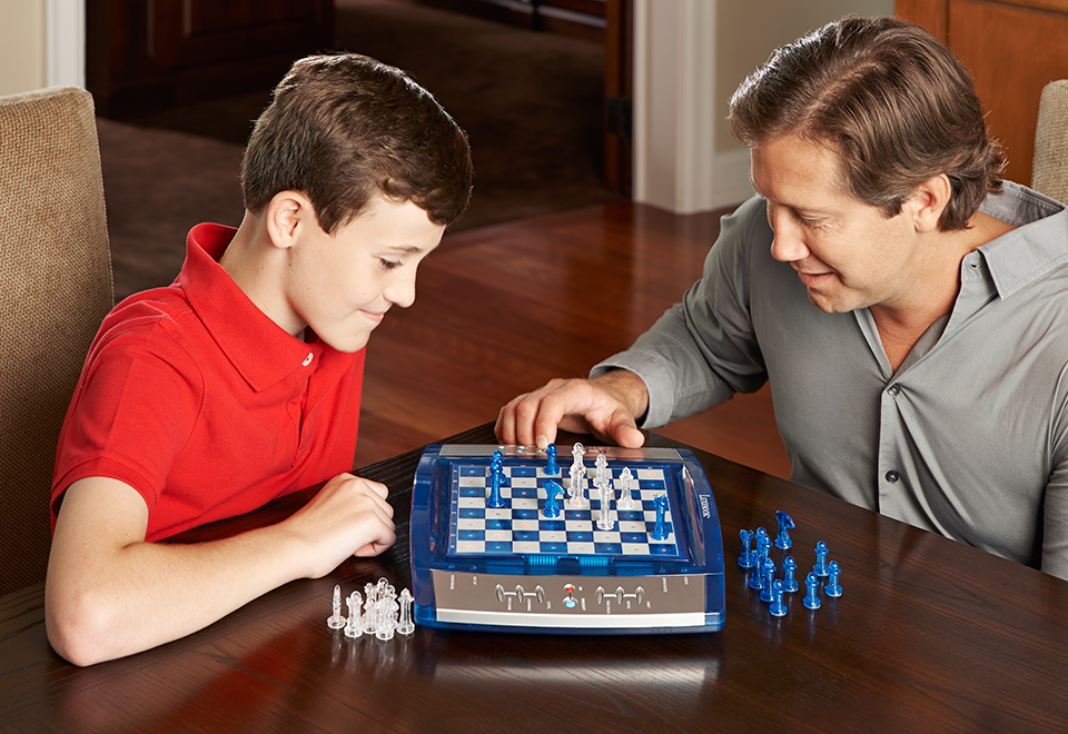 ELECTRONIC LIGHTED. CHESS deals GAME