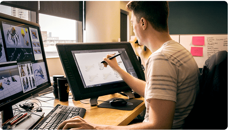 Un hombre usa una tableta Wacom para diseñar arte para un juego