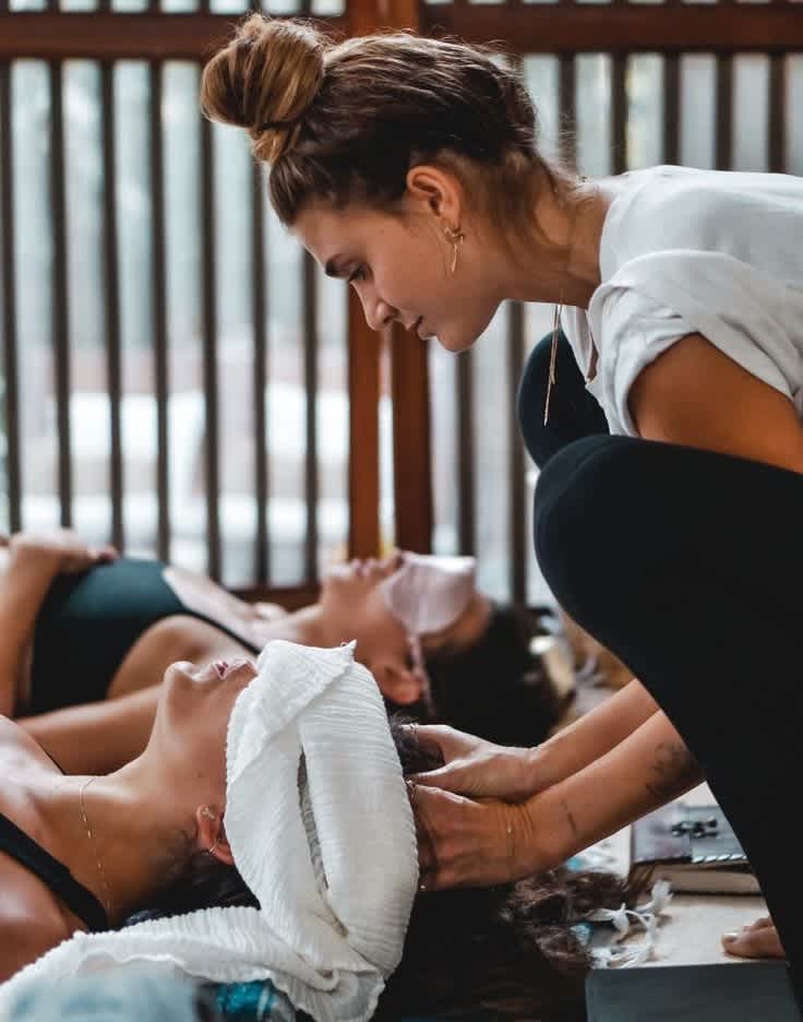 5 Pilares para una Enseñanza de Yoga Memorable: Cómo Convertir Cada Clase en una Experiencia Única