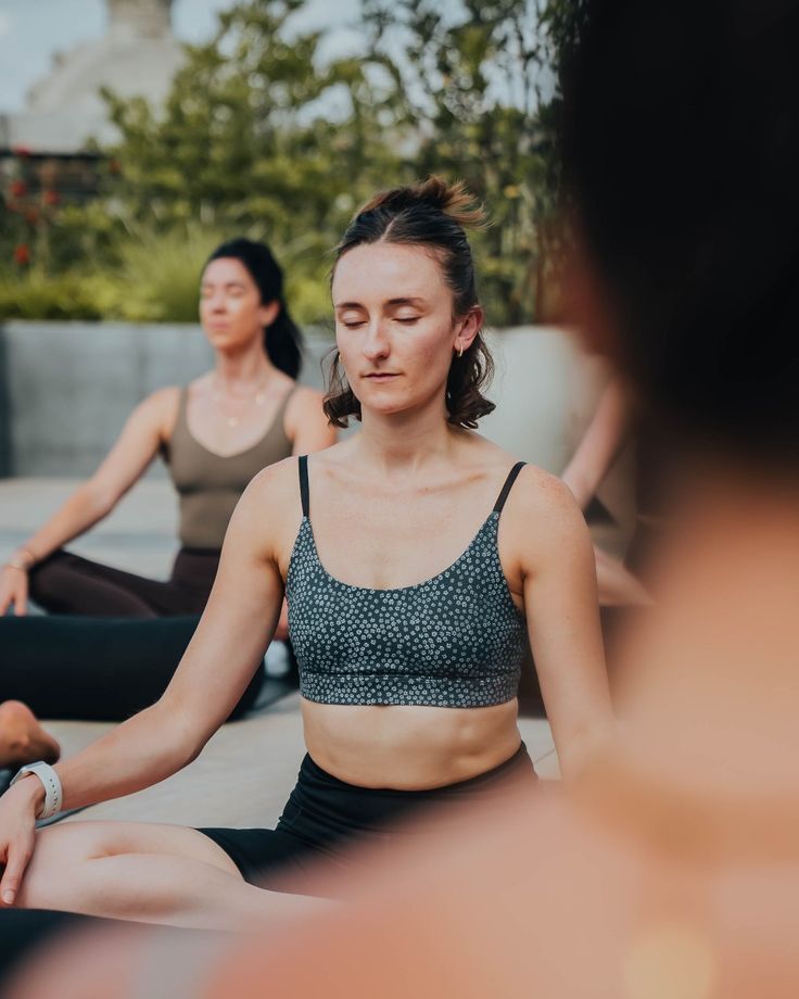 Mujeres haciendo yoga