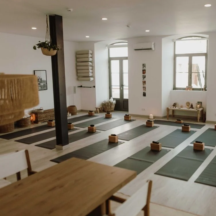 Cuando las Ventas Bajan en las Escuelas de Yoga: Causas y Estrategias para Solucionarlo