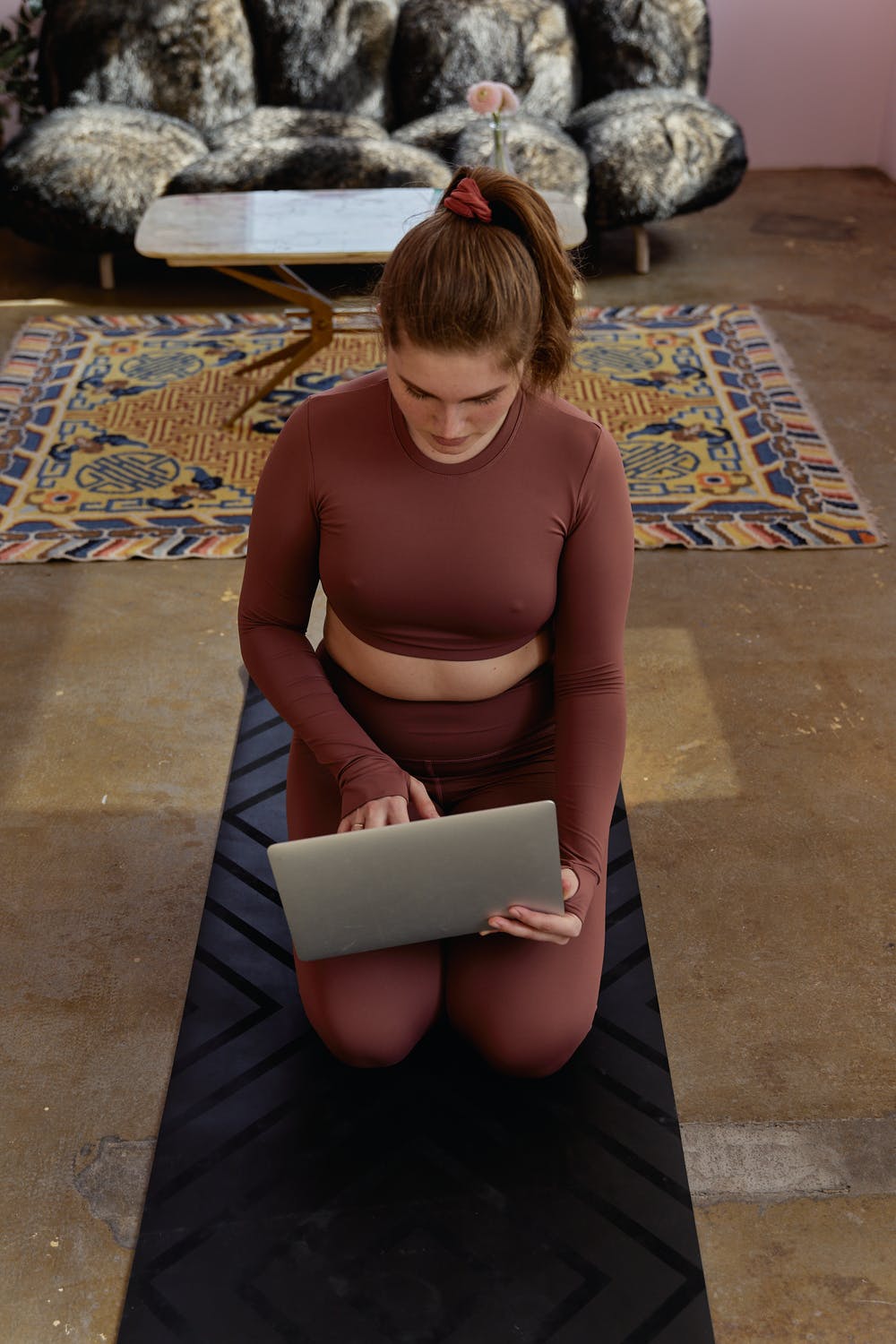 Cómo enseñar yoga en línea y hacer que funcione como negocio