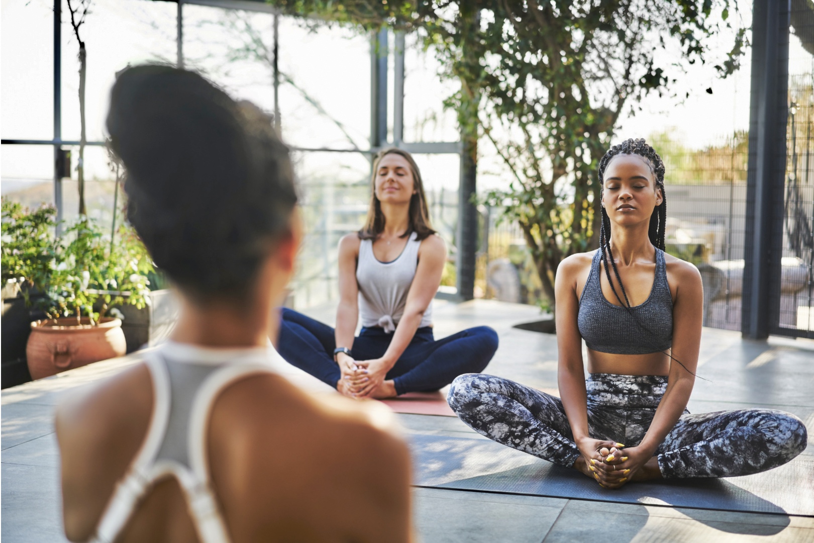 Personas tomando clase de yoga 