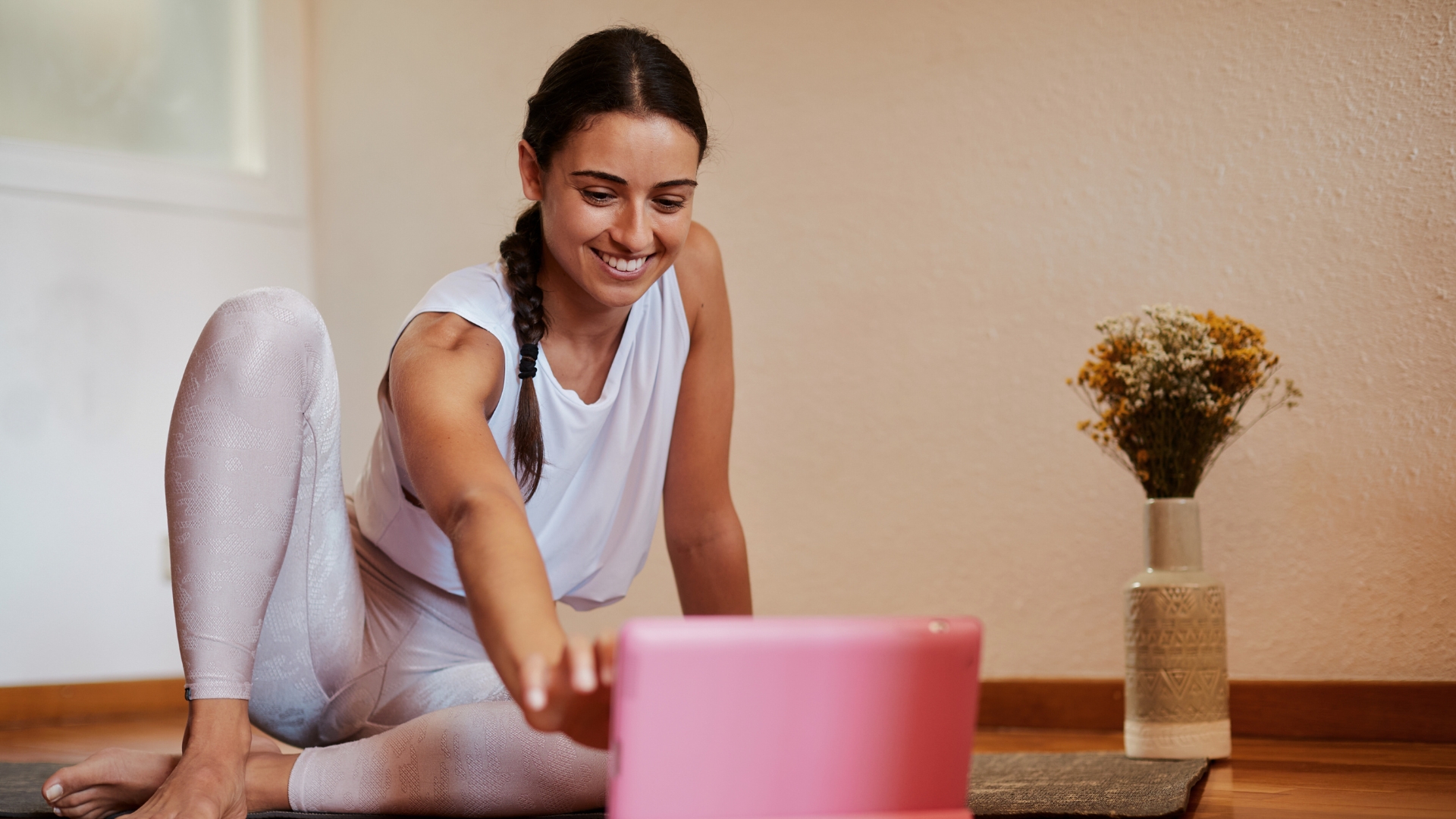 Mujer haciendo plan de Negocios de Tribu Yoga