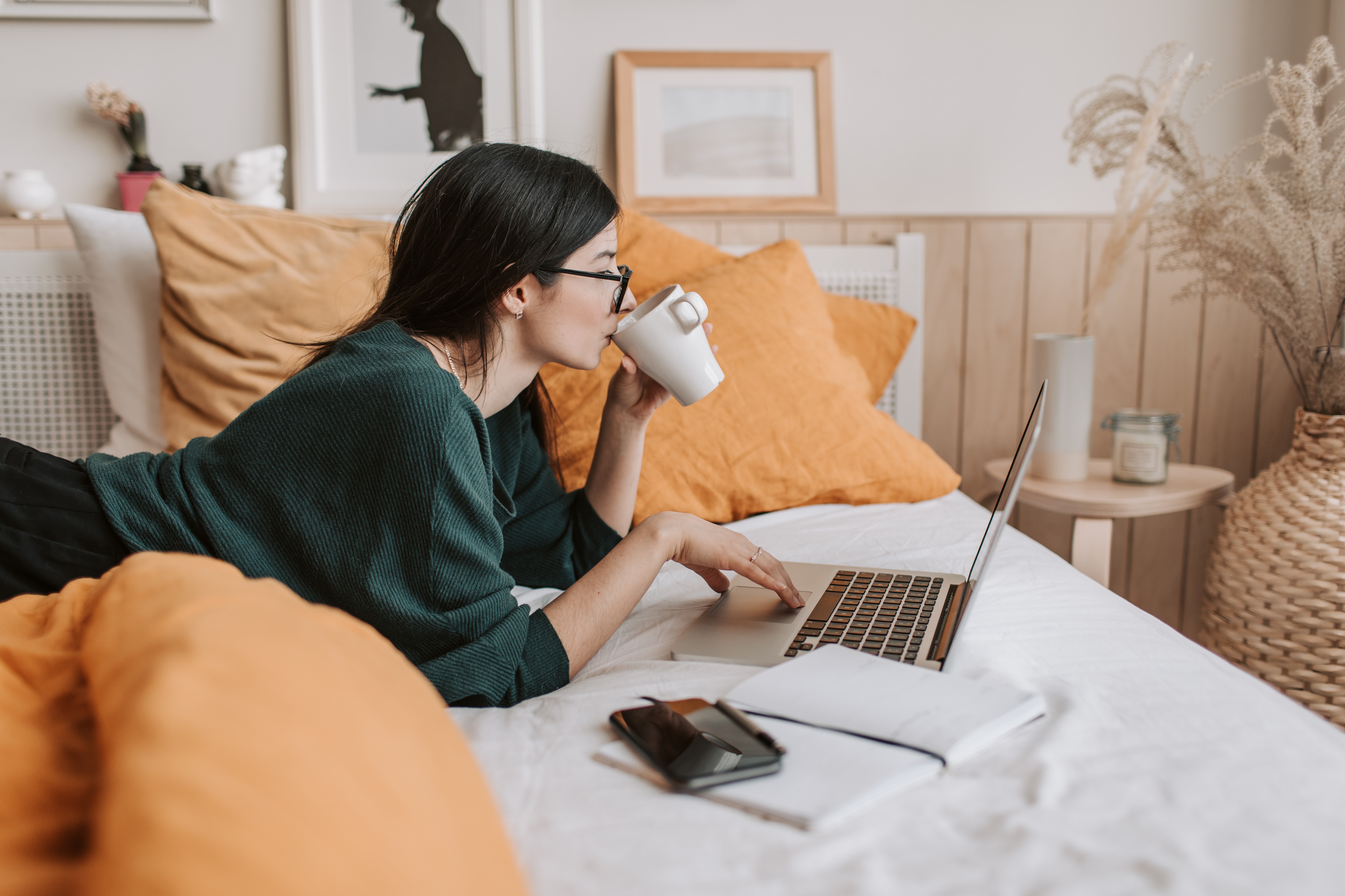 mujer haciendo un plan de marketing para un curso de yoga