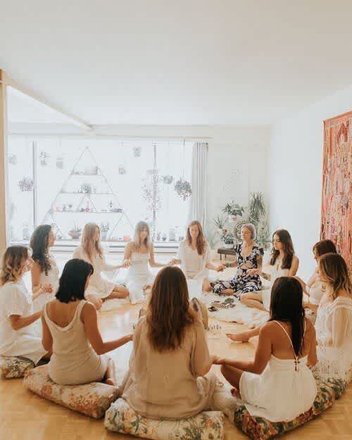 Cómo Obtener Testimonios Efectivos para tu Escuela de Yoga: 6 Fórmulas que no fallan.