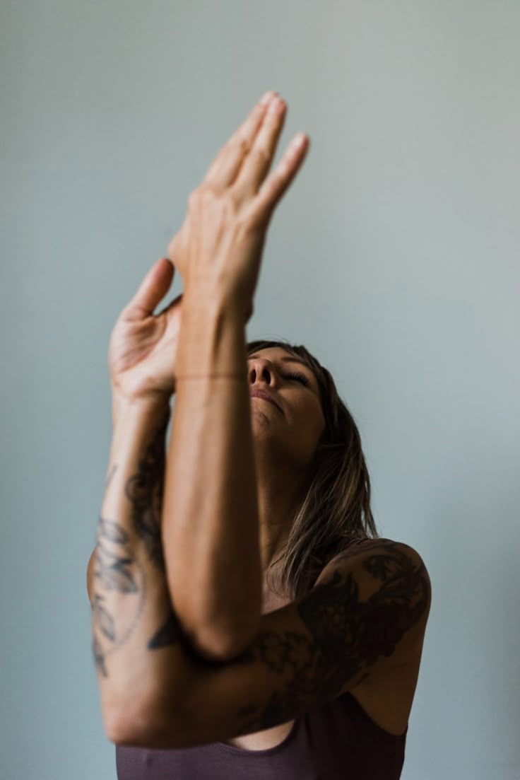 Tribu Yoga vs Bewe: ¿Cuál es el mejor software para tu Escuela de Yoga?