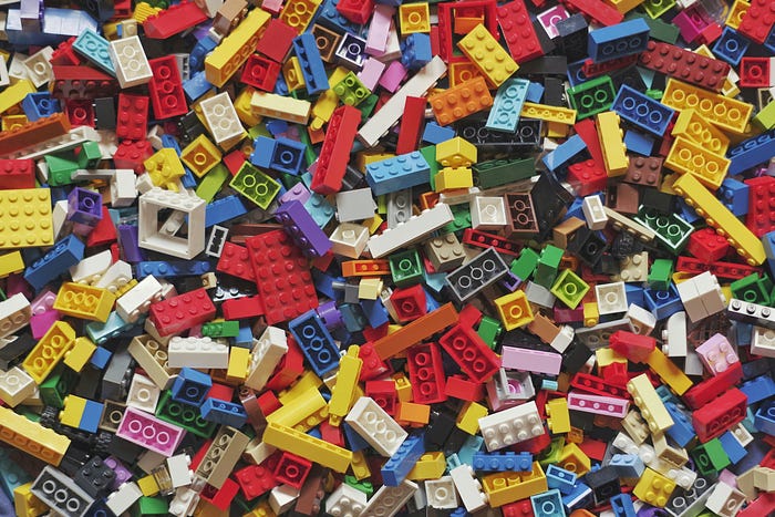 From Sketch to Success: Strategies for Building & Evaluating an Advanced RAG System – colorful legos (banner)