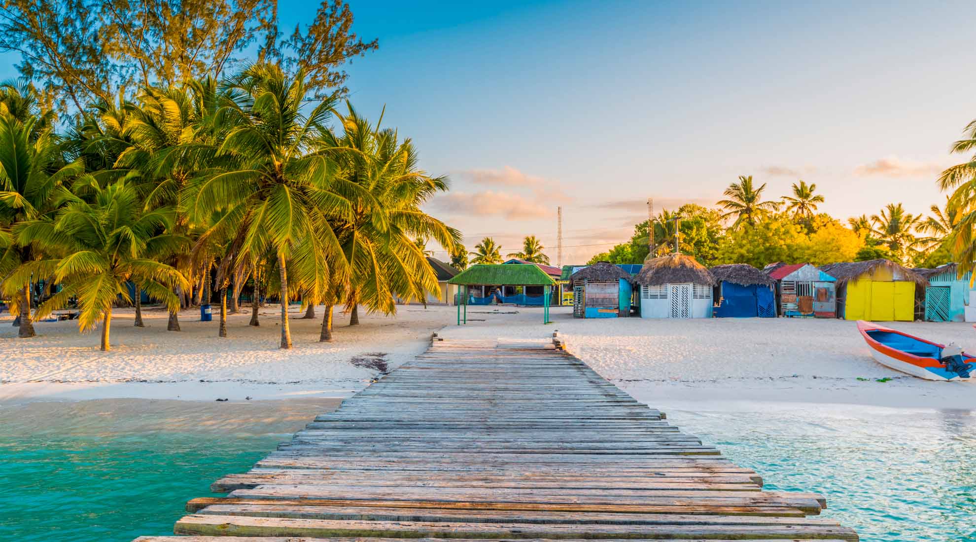 Repubblica dominicana - spiaggia caraibica con palme e mare cristallino.
