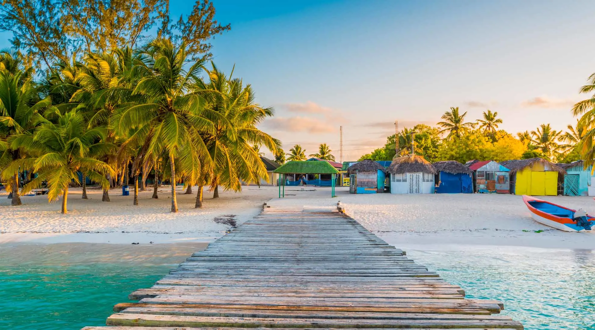 Repubblica dominicana - spiaggia caraibica con palme e mare cristallino.