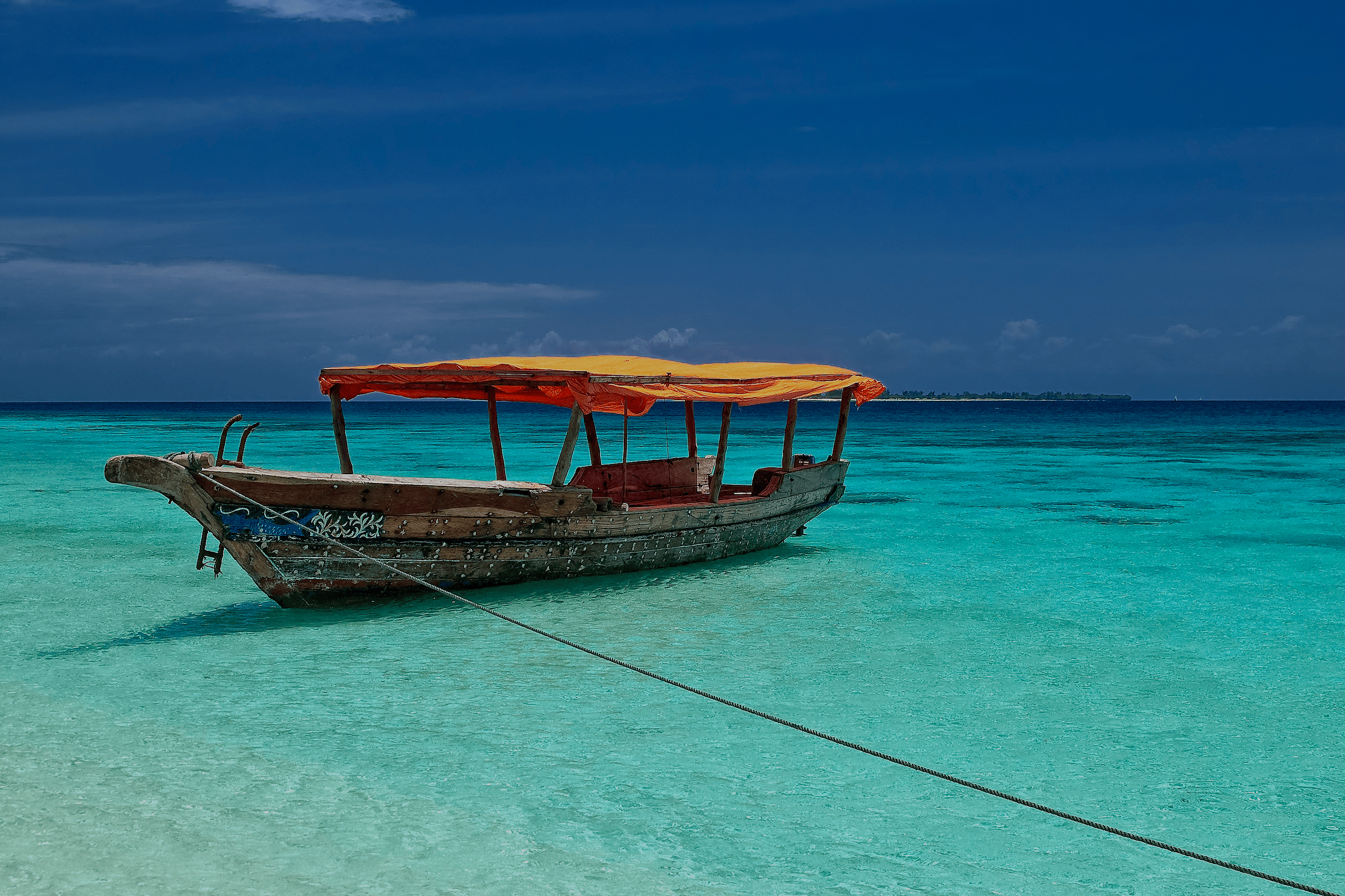 Viaggio a Zanzibar - mare cristallino con imbarcazione tipica