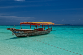 Viaggio a Zanzibar - mare cristallino con imbarcazione tipica
