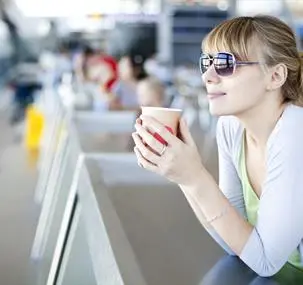 ragazza con caffè