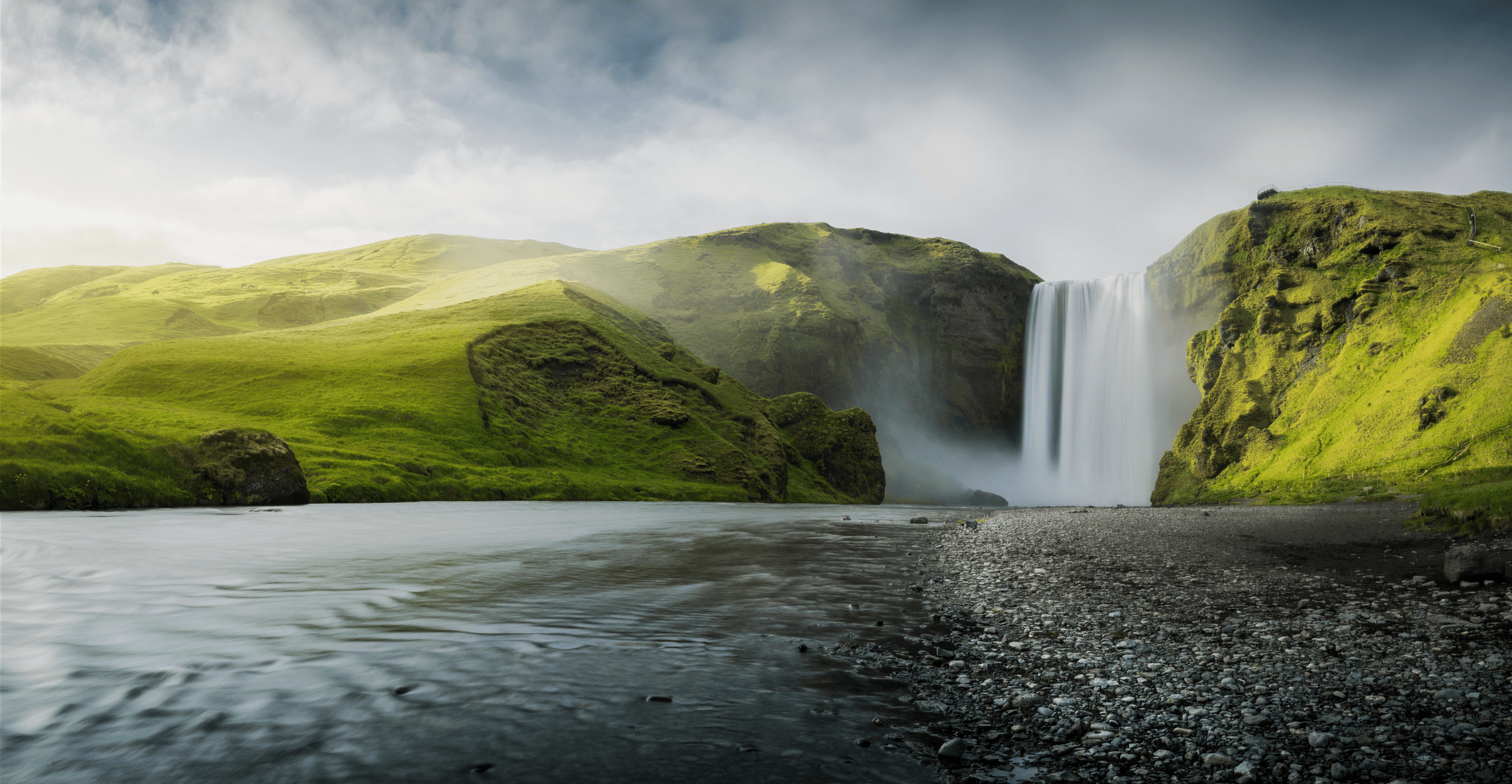 Islanda - cascata con prati verdi