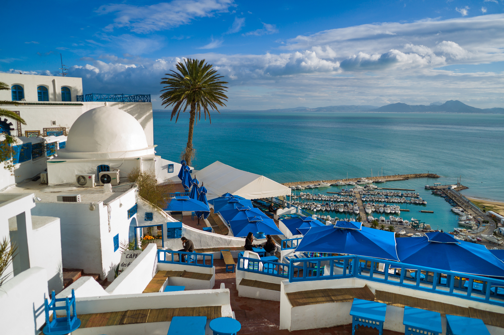 Tunisia - palazzo tipico e vista sul mare