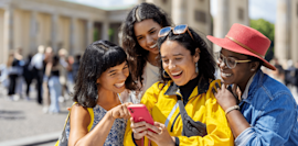 Assicurazione Viaggio Full Protection -  polizza medica con garanzia annullamento viaggio, 4 ragazze in viaggio sorridono mentre si scattano un selfie