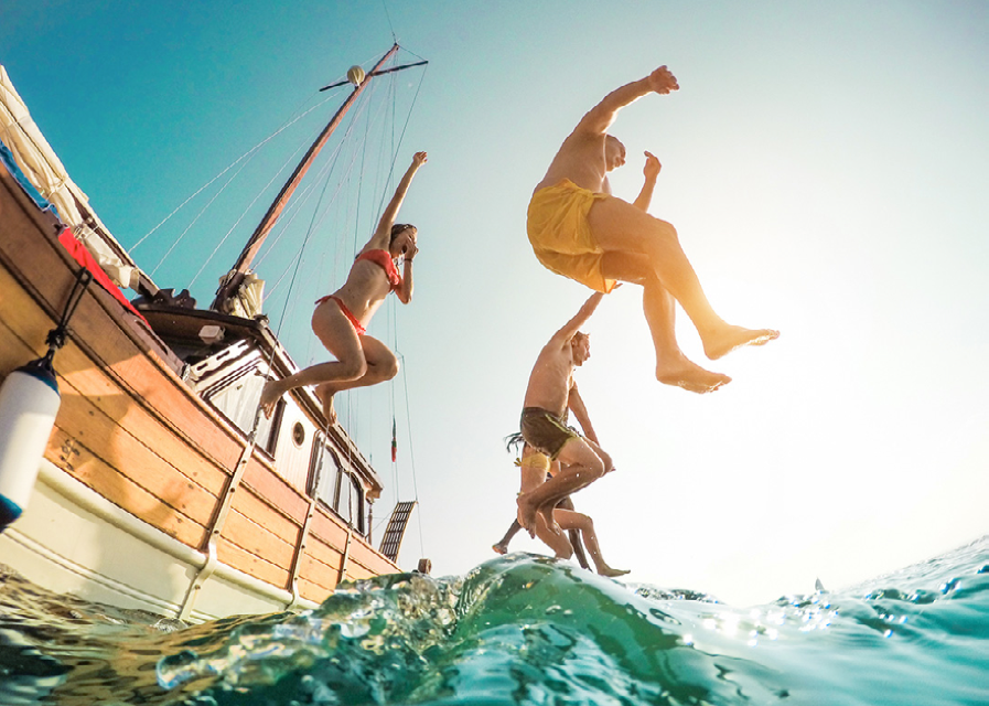 Ragazzi che si tuffano