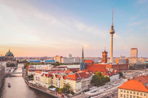 Panoramaaufnahme von Berlin bei Tag mit Blick auf den Fernsehturm, das Rote Rathaus und die Dächer der Stadt.