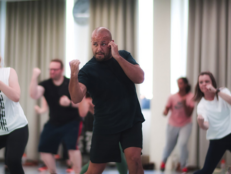 Bild: Teilnehmende im cardiobox-Kurs führen einen Uppercut mit dem rechten Arm aus.
